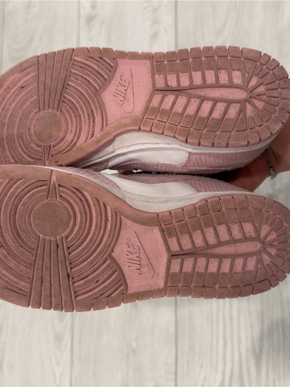Nike Women’s Low-Top Sneakers in White and Light Pink - Picture 4 of 5